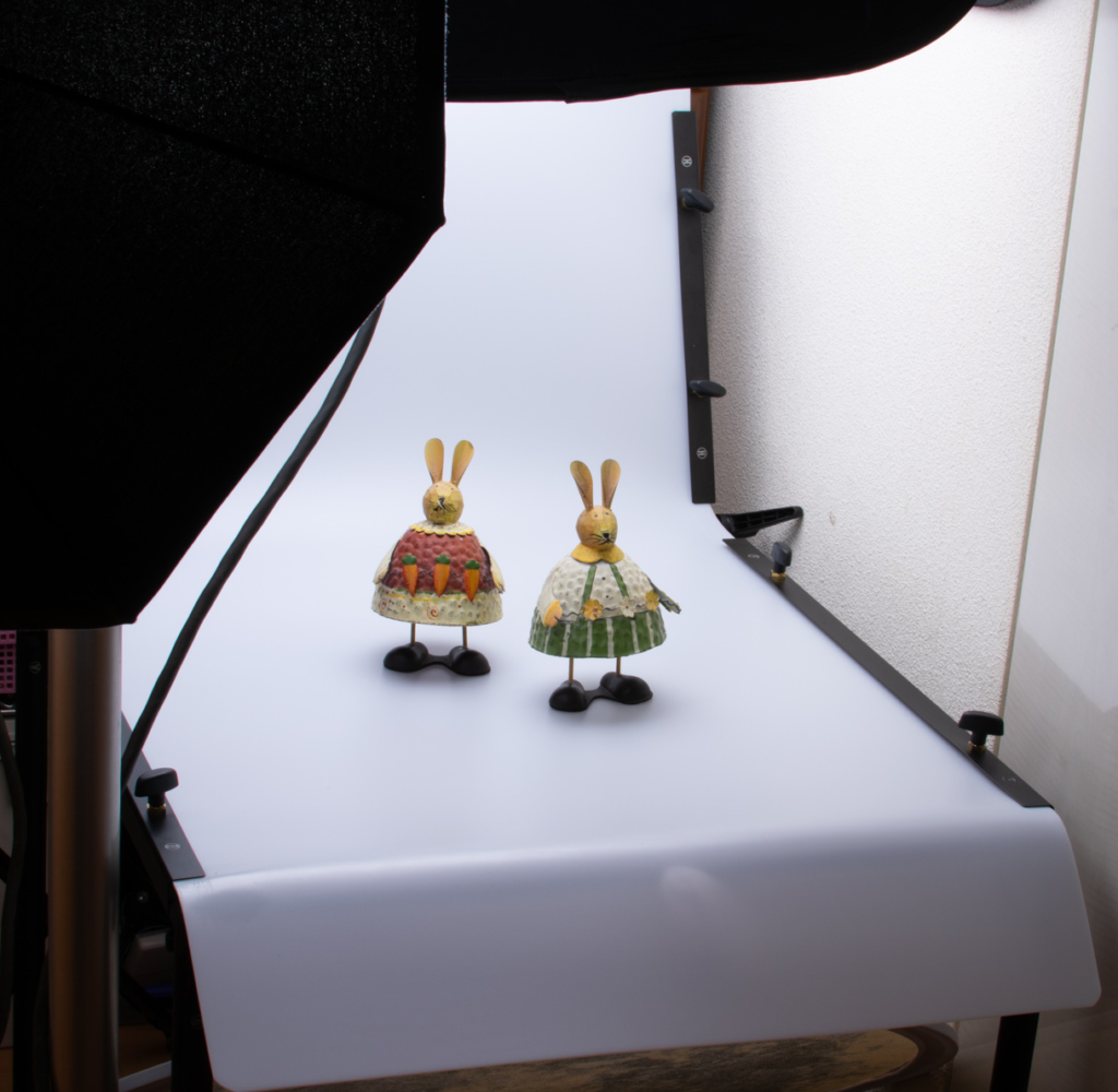 撮影台の上にウサギの人形が2体
